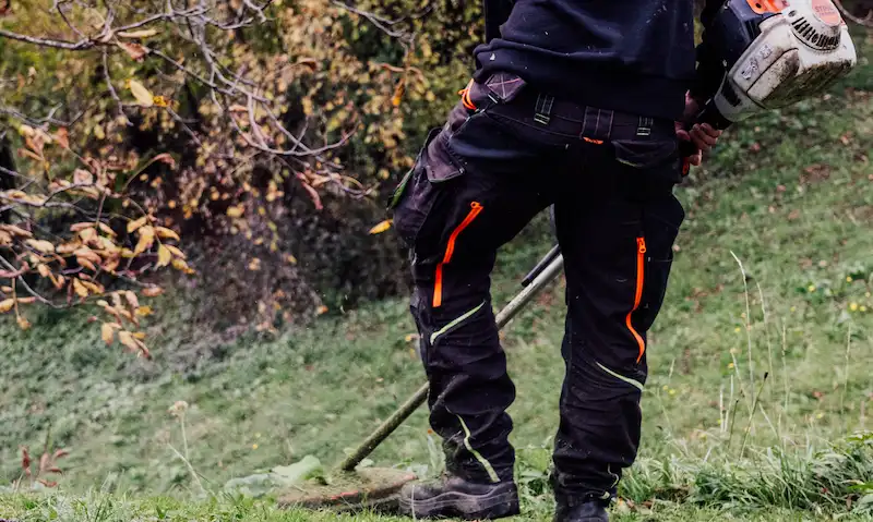 Broyage de prairie extérieure dans le canton de Vaud